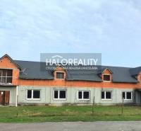 Budova v Tibavě určená pro obchodní prostory má nedokončené exteriérové úpravy.