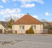 Rodinný dům v Prašicích na Nemečkovské ulici s oplocením a šikmou střechou.