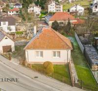 Rodinný dům na Nemečkovské ulici v Prašicích se dvěma okny a šikmou střechou.