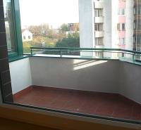 Balkon s výhledem na okolí a budovy, vhodný pro 4pokojový byt.