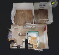 Půdorys 2-pokojového bytu s podlahou s dřevěným dekorem a vybavenou koupelnou.