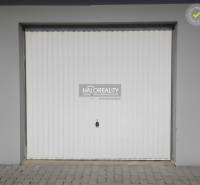 Bílá garážová vrata s dlažbou v Borčicích.