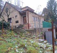 Rodinný dům na Búdkové ulici v Bratislavě - Starém Městě se zasněženou zahradou.