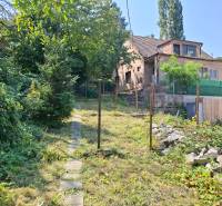 Rodinný dům na Búdkové ulici v Bratislavě - Staré Město, s chodníkem a stromy.