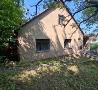 Rodinný dům na Búdkové v Bratislavě - Starém Městě obklopený zelení a travnatým pozemkem.