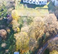 Letecký pohled na pozemky - komerční v Suché nad Parnou obklopené přírodou a budovami.