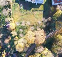 Letecký pohled na pozemky na prodej v Suchej nad Parnou s komerčním potenciálem.