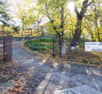 Vstupní brána na pozemky - komerční v Suché nad Parnou obklopená barevným podzimním listím.