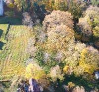 Letecký pohled na pozemky - komerční v Suchej nad Parnou, obklopené zelení a budovami.