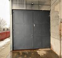 Průmyslová vstupní brána a stěny v kancelářích Popradu, zasněžené exteriéry.