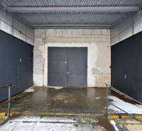 Tři garážová vrata s kovovým oplocením v Kancelářích v Popradu.