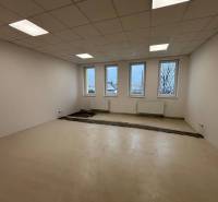 Kanceláře s bílými stěnami, podlahou a okny, čekající na dokončení.