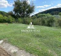 Zahrada u rodinného domu v Rudabáni, obklopená zelení a kopci, ideální prostor k relaxaci.