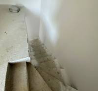 Stavební schody v interiéru rodinného domu čekající na dokončení.