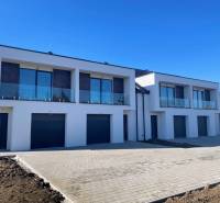 Rodinný dům na Polnokesovské ulici v Mojmírovcích s prosklenými balkóny a garážemi.