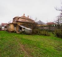 Rodinný dům na Partizánské ulici v Bánovcích nad Bebravou se zahradou a přístavbou.