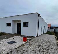 Rodinný dům v Moravanech nad Váhom na ulici Dolinky s jednoduchým bílým exteriérem.