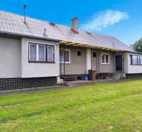 Rodinný dům v Novákoch s velkou travnatou plochou a jednoduchou architekturou.