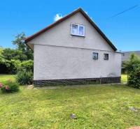 Rodinný dům v Novácích se zahradou, trávníkem a květinami v příjemném prostředí.