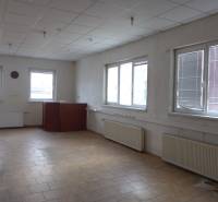 Kancelářský prostor ve skladech a halách se světlou dlažbou a velkými okny.