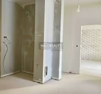 Nedokončená rekonstrukce rodinného domu s odkrytými stěnami a otvorem na schodiště.