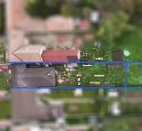 Rodinný dům s velkým pozemkem, parkováním, zahradou a bazénem.