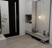 Interiér rodinného domu s podlahou s dřevěným dekorem, vstupní hala s posezením a úložným prostorem.