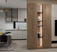 Jídelní kout s kuchyní v rodinném domě s podlahou s dřevěným dekorem.