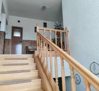 Rodinný dům s dřevěným schodištěm, obložením stěn a dekorací.