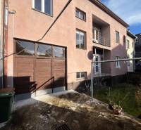 Exteriér bytového domu na Medveckého ulici v Ružomberku s garáží a dvorem.