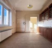 Kuchyně v bytě s 5 a více pokoji s dřevěným dekorem a velkým oknem.