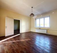 Pokoj v bytě s pěti a více pokoji s podlahou s dřevěným dekorem a velkými okny.