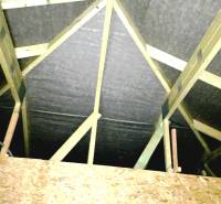 Rodinný dům s dřevěnou střešní konstrukcí a OSB deskami v podkroví.