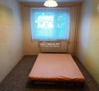 Jednoduchá ložnice s postelí a oknem v 3pokojovém bytě.