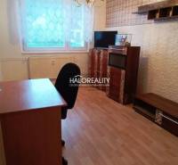 Pokoj s podlahou s dřevěným dekorem, kancelářským stolem a policemi ve 3-pokojovém bytě.