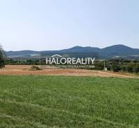 Pozemky - bydlení v Čerhově s panoramatem krajiny a stromy.