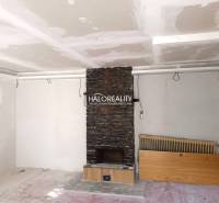 Krb s kamenným vzorem v interiéru rodinného domu.