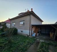 Rodinný dům na Slunečné ulici v Novém Městě nad Váhom s přístřeškem a zahradou.