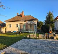 Rodinný dům na Sluneční ulici v Novém Městě nad Váhem s travnatou zahradou a terasou.