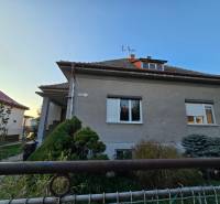 Rodinný dům na Sluneční ulici v Novém Městě nad Váhom s předzahrádkou a upraveným okolím.