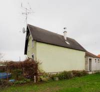 Rodinný dům na Partizánské ulici v Bánovcích nad Bebravou vedle zahrady s bazénem.