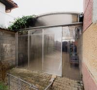 Zastřešené skladovací prostory u rodinného domu na Partizánské ulici v Bánovcích nad Bebravou.