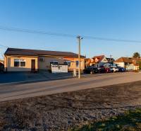 Ulice Borovicová v Lozornu zobrazuje Pozemky - bydlení s budovou a parkováním.