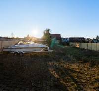 Pozemek na Borovicové ulici v Lozornu s lodí a dlážděným povrchem.