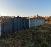 Oplocený pozemek na Borovicové ulici v Lozorně vhodný k bydlení.