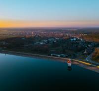 Západ slunce nad Lozornem, Borovicovou ulicí, zachycující přírodní krásy u pozemků na bydlení.