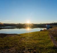 Jezero se západem slunce u Lozorna na Borovicové ulici, vhodné pro pozemky - bydlení.