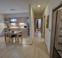 Interiér 3-pokojového bytu s kuchyní a podlahou s dřevěným dekorem.