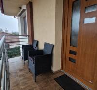 Balkon 3-pokojového bytu s posezením, výhled na Vozokany a okolní střechy.