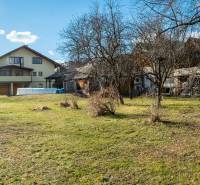 Vila s rozlehlou zahradou na ulici Andreje Sládkoviče v Žarnovici.